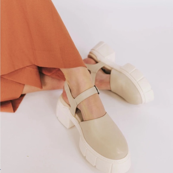 Free People Shoes - NWT Free People Leather Platform Milan Mary Janes in Dune Taupe Size 38